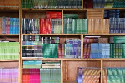 Holzregale voller bunter Bücher