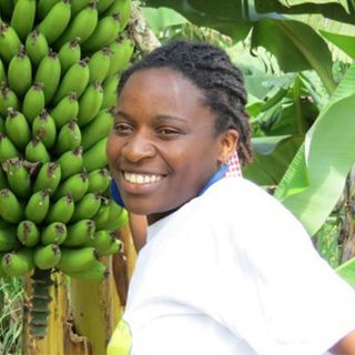 Porträt von Francine Musabeyezu vor einer Bananenstaude