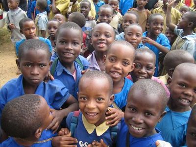 Lachende Grundschulkinder in blauen Uniformen