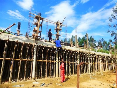Betonarbeiten am Obergeschoss mit Holzstützen