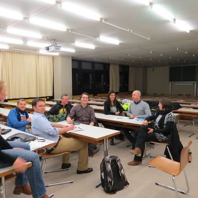 Besprechung in einem Hörsaal in Deutschland