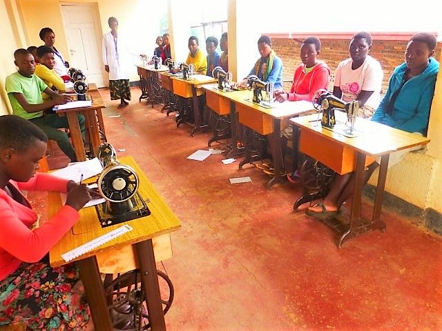 Nähschülerinnen arbeiten an Tret-Nähmaschinen im Nähatelier